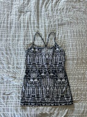 Black & White Lace-Pattern lululemon top